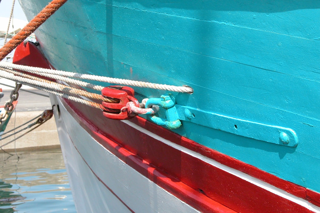 Sablage de coque métallique de bateau